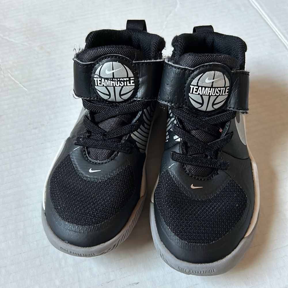Nike Team Hustle Boys Sneakers
